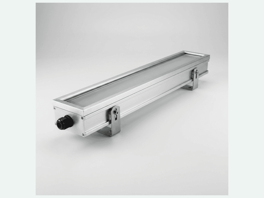 Slim facade LED wall washer with sealed linear housing
